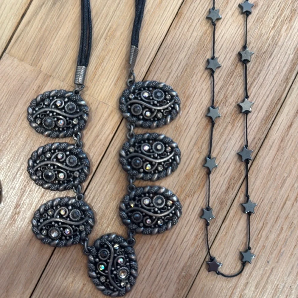 Lots of Costume jewelry gold & silver tones long & short necklaces bundle